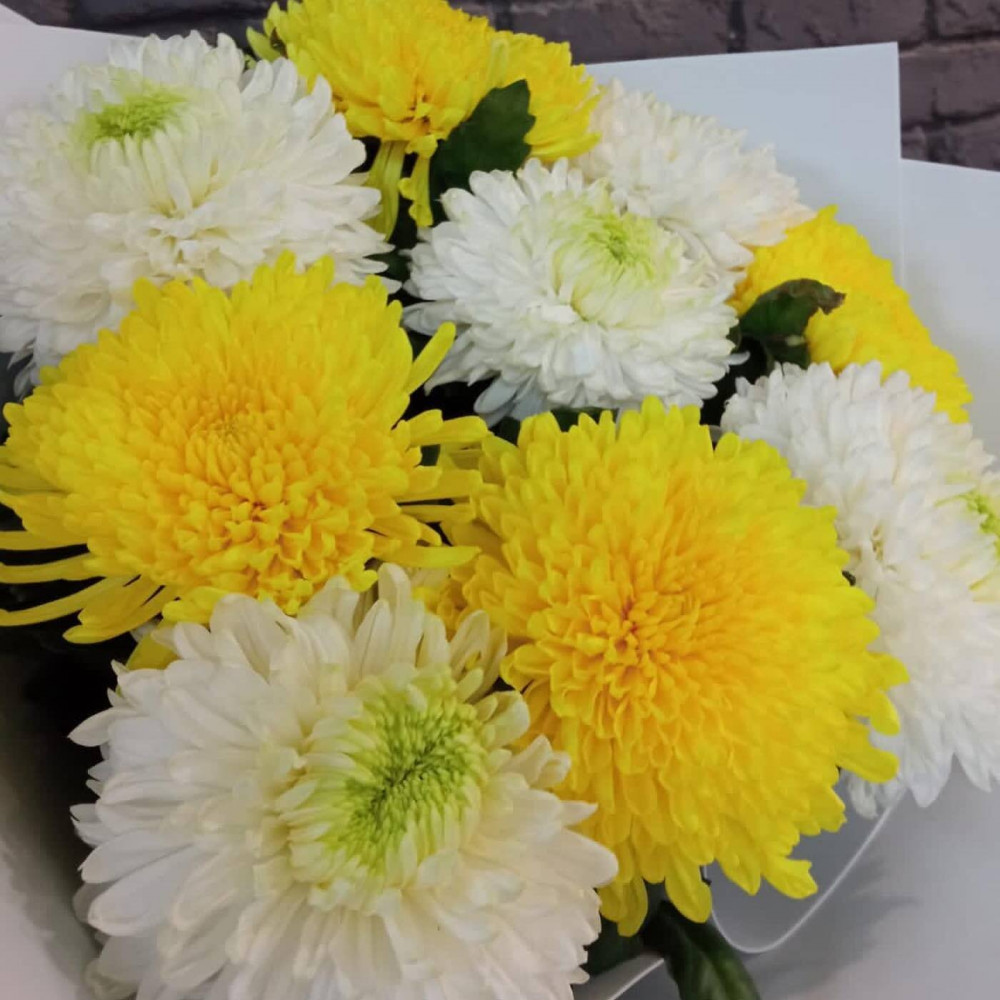 Букет цветов «Букет из белых и желтых хризантем» - фото 2