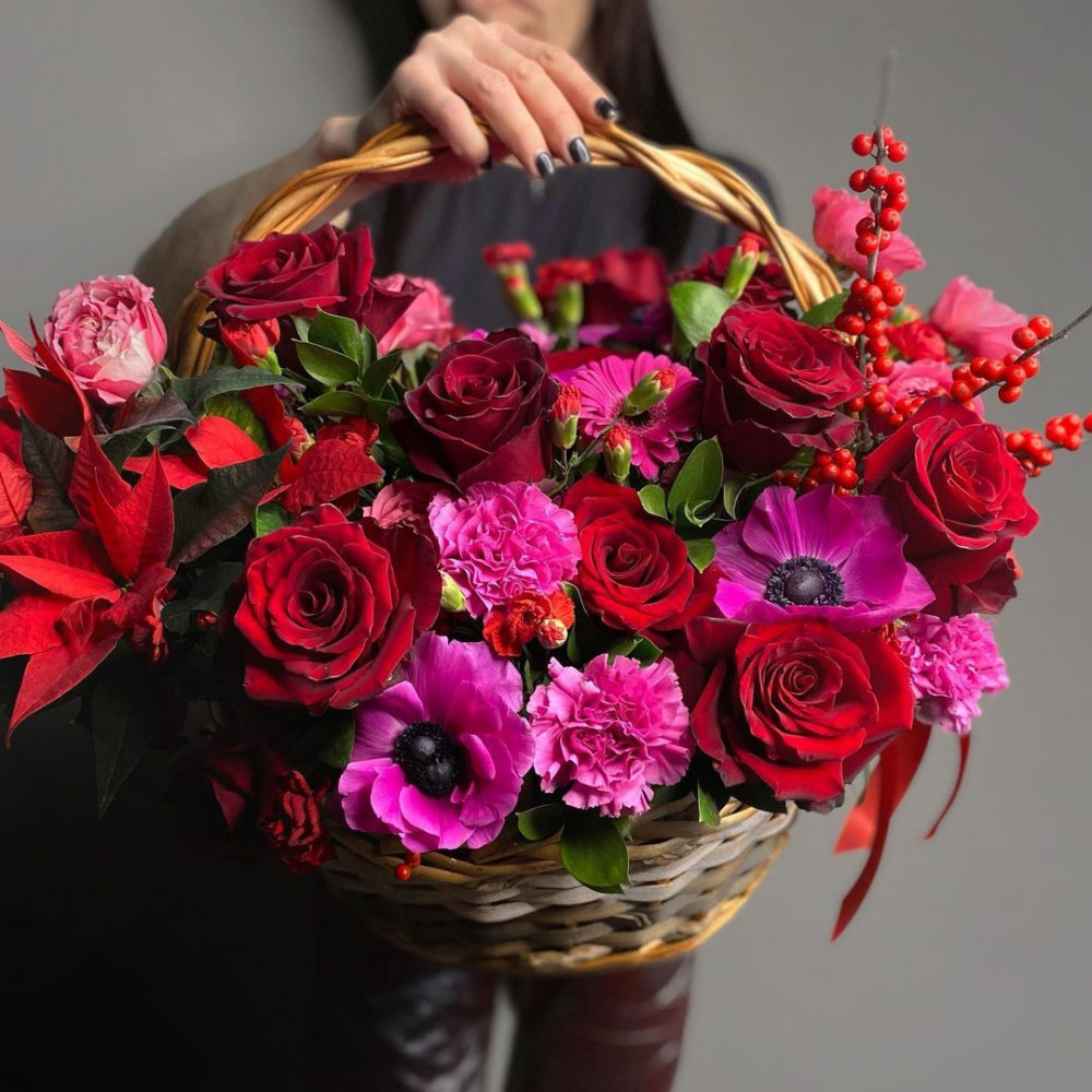 Букет цветов «Бизнес корзина с красными анемонами»