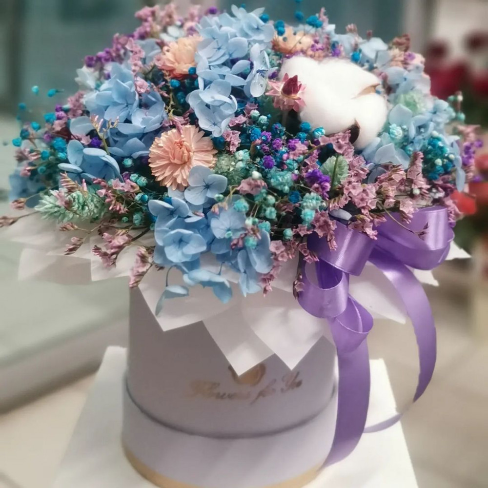 Букет цветов «Бизнес композиция с гортензией в шляпной коробке»