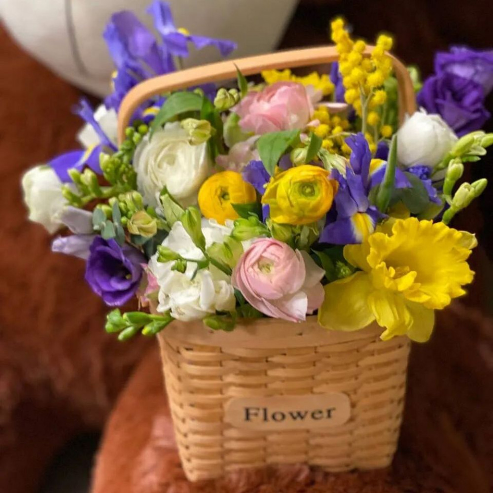 Букет цветов «Бизнес-корзина с ранункулюсами»