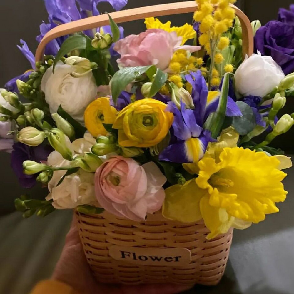 Букет цветов «Бизнес-корзина с ранункулюсами» - фото 2