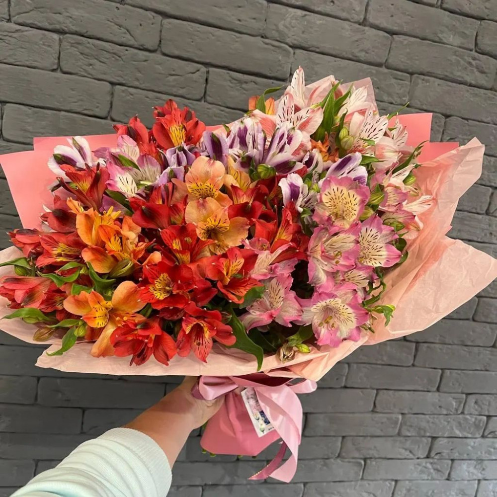 Букет цветов «25 разноцветных альстромерий»