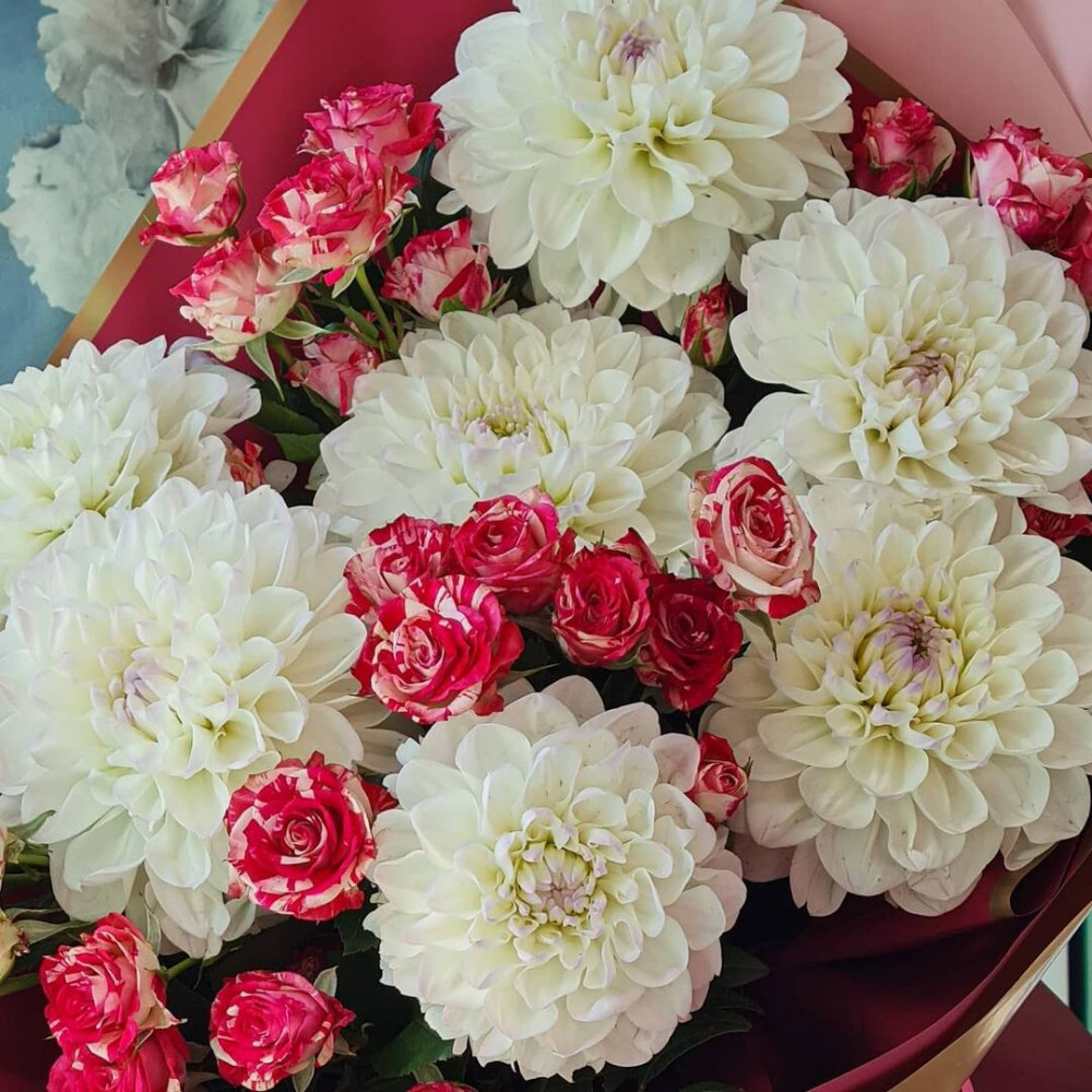 Букет цветов «Букет из георгин и кустовой розы» - фото 2