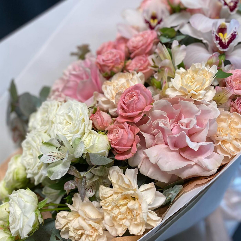 Букет цветов «Большой букет кустовой розой и орхидеями» - фото 2