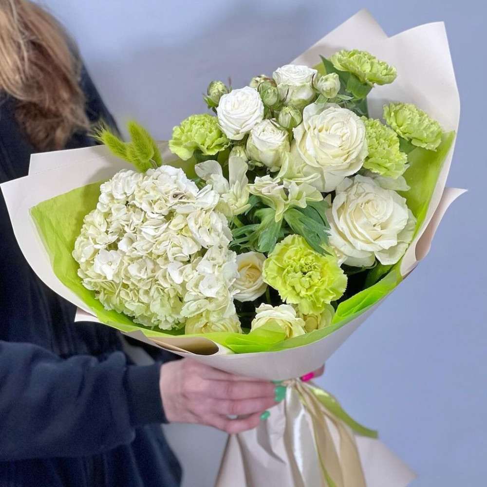 Букет цветов «Букет из белой гортензии и белых роз»