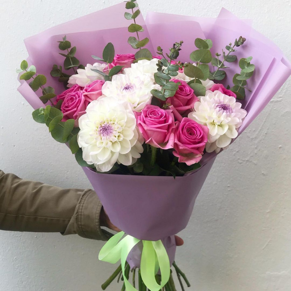 Букет цветов «Букет из белых георгин и розовых роз»