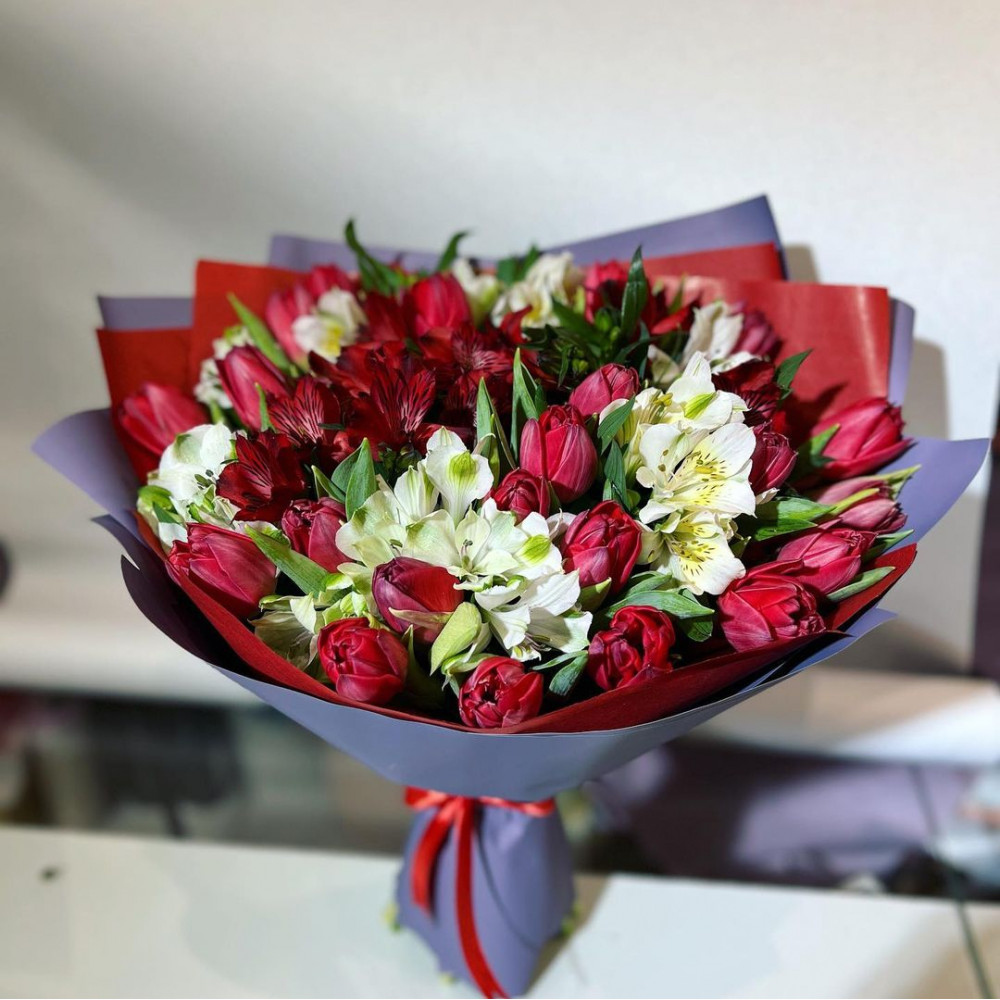 Букет цветов «Букет из белых альстромерий и красных тюльпанов»