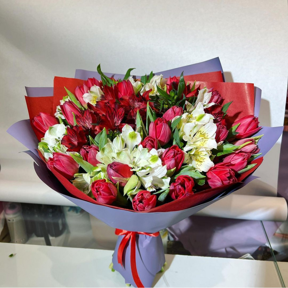 Букет цветов «Букет из белых альстромерий и красных тюльпанов» - фото 2