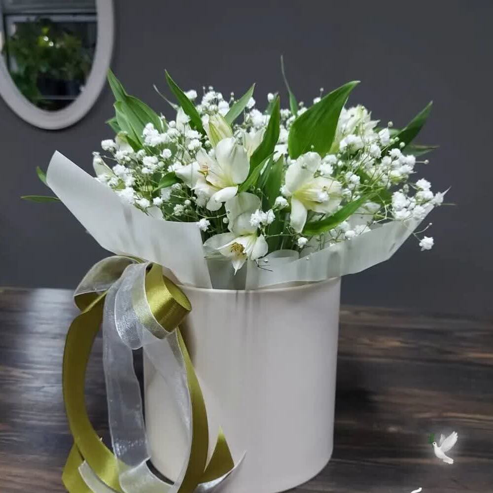 Букет цветов «Белые альстромерии с гипсофилой в коробке» - фото 2