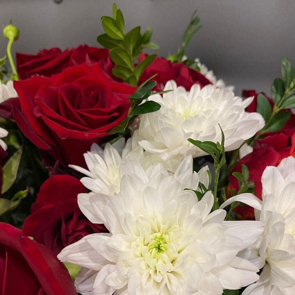 Букет цветов «Белые хризантемы и красные розы в коробке» - фото 3