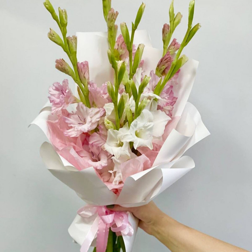 Букет цветов «Букет из 7 розовых гладиолусов в белой упаковке»