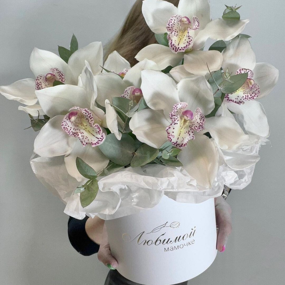 Букет цветов «Белые орхидеи в шляпной коробке»