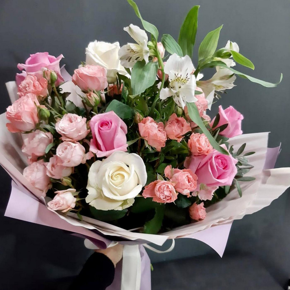 Букет цветов «Букет из белых роз и альстромерии»