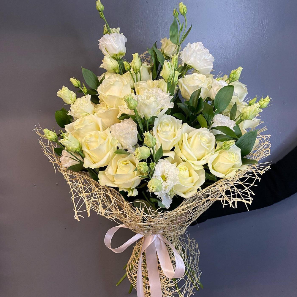 Букет цветов «Белые розы и эустома»