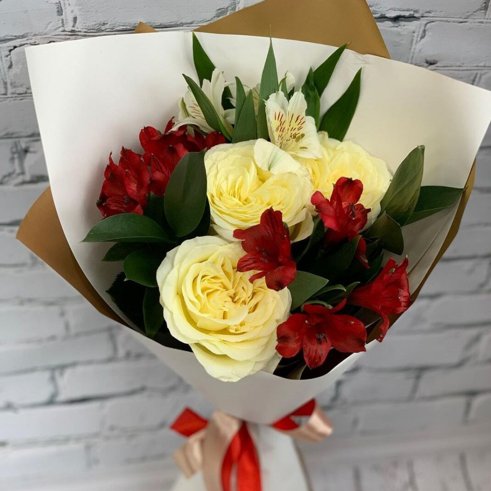 Букет цветов «Белые розы и красные альстромерии» - фото 2