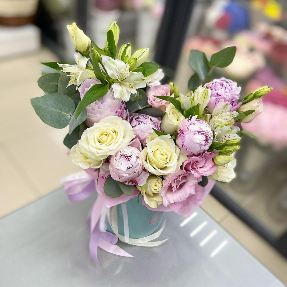 Букет цветов «Белые розы с альстромерией в коробке» - фото 2