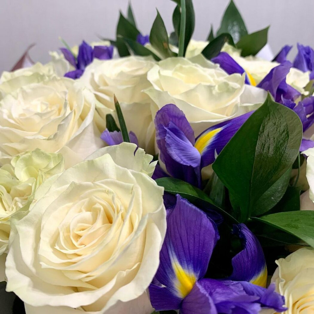 Букет цветов «Букет из белых роз и ирисов» - фото 2